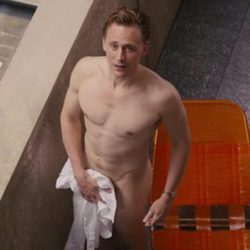 Tom Hiddleston luce abdominales en 'High-Rise', su última película