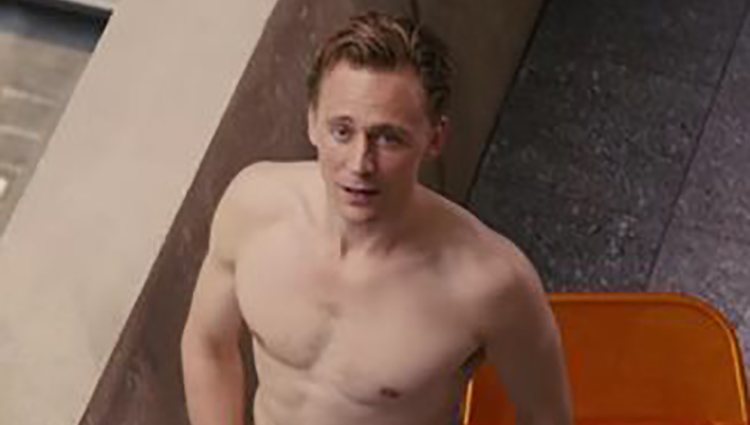 Tom Hiddleston luce abdominales en 'High-Rise', su última película