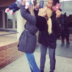 Tamara Gorro y Ezequiel Garay celebran que su hija Shaila ya es española