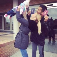 Tamara Gorro y Ezequiel Garay celebran que su hija Shaila ya es española