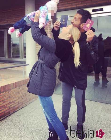 Tamara Gorro y Ezequiel Garay celebran que su hija Shaila ya es española