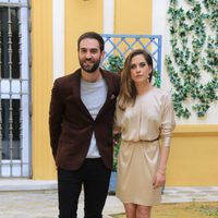 Jon Plazaola y María León en la presentación de la segunda temporada de la serie 'Allí abajo' en Sevilla