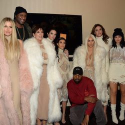 Kim, Khloe y Kourtney Kardashian, Kris, Kylie, Kendall y Caitlyn Jenner, Kanye West y Lamar Odom