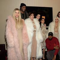 Kim, Khloe y Kourtney Kardashian, Kris, Kylie, Kendall y Caitlyn Jenner, Kanye West y Lamar Odom