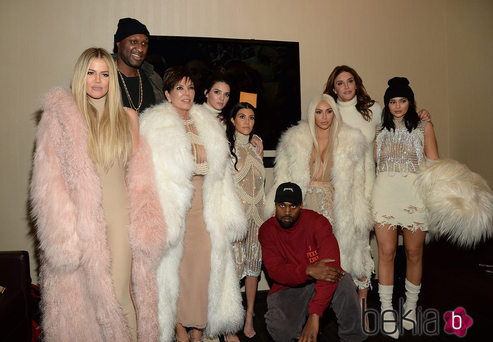 Kim, Khloe y Kourtney Kardashian, Kris, Kylie, Kendall y Caitlyn Jenner, Kanye West y Lamar Odom