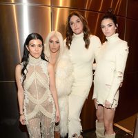 Kourtney y Kim Kardashian con Caitlyn y Kendall Jenner en el desfile de Kanye West 'Yeezy Season 3'