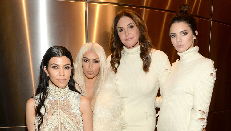 Kourtney y Kim Kardashian con Caitlyn y Kendall Jenner en el desfile de Kanye West 'Yeezy Season 3'