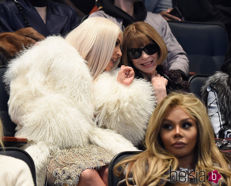 Kim Kardashian y Anna Wintour en el desfile de Kanye West 'Yeezy Season 3'