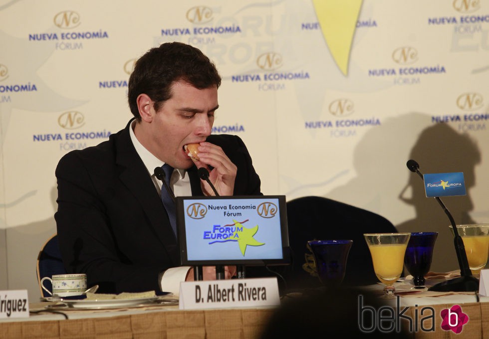 Albert Rivera comiendo un tentempié