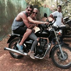 Elsa Pataky y Chris Hemsworth montados en una moto en La India