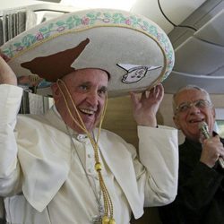 El Papa Francisco con un sombrero mexicano