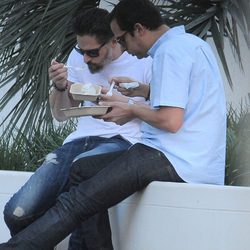 Joe Manganiello come en la calle con un amigo