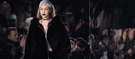 Gigi Hadid desfilando para la colección 'Fenty Puma' de Rihanna