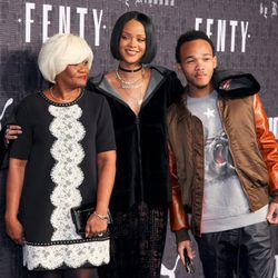 Rihanna con su madre y su hermano en la presentación de 'Fenty Puma'