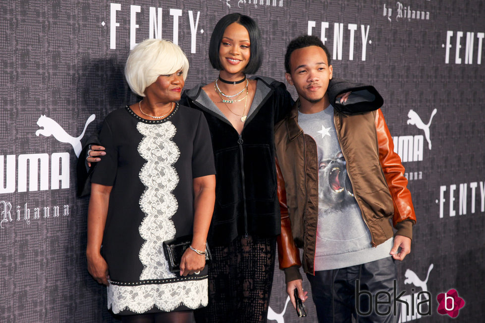 Rihanna con su madre y su hermano en la presentación de 'Fenty Puma'