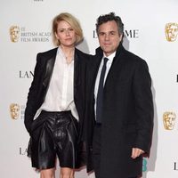 Mark Ruffalo y Sunrise Coigney en la fiesta pre-Bafta 2016 de Charles Finch y Chanel