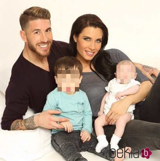 Primera imagen de Sergio Ramos y Pilar Rubio con sus hijos Sergio y Marco