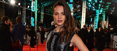 Alicia Vikander en la alfombra roja de los BAFTA 2016