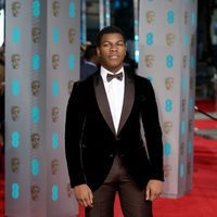 John Boyega en la alfombra roja de los BAFTA 2016