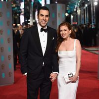 Sacha Baron Cohen e Isla Fisher en la alfombra roja de los BAFTA 2016