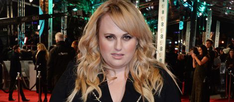 Rebel Wilson en la alfombra roja de los BAFTA 2016