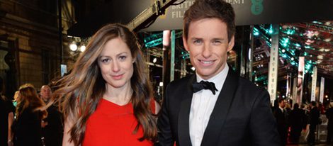 Eddie Redmayne y Hannah Bagshawe en la alfombra roja de los BAFTA 2016