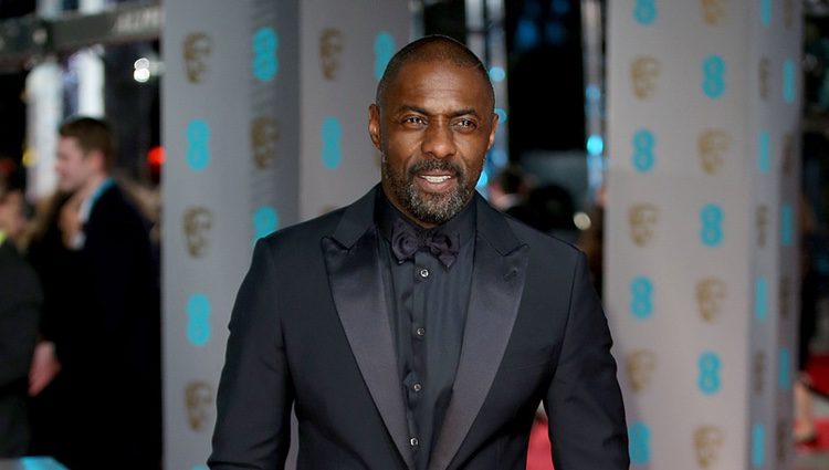 Idris Elba en la alfombra roja de los BAFTA 2016