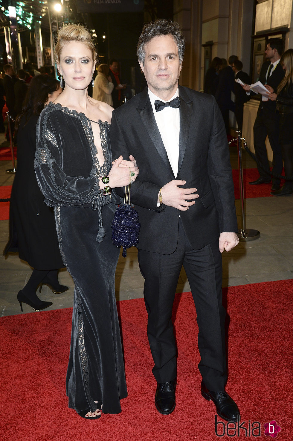 Mark Ruffalo y Sunrise Coigney en la alfombra roja de los BAFTA 2016