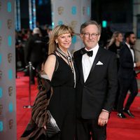 Steven Spielberg y Kate Capshaw en la alfombra roja de los BAFTA 2016