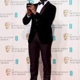 John Boyega con su BAFTA 2016 a estrella emergente