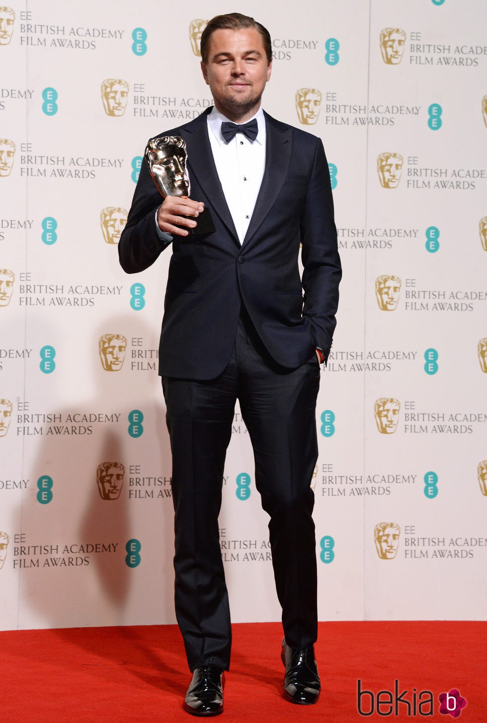 Leonardo DiCaprio con su BAFTA 2016 a Mejor actor por 'El Renacido'