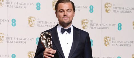 Leonardo DiCaprio con su BAFTA 2016 a Mejor actor por 'El Renacido'