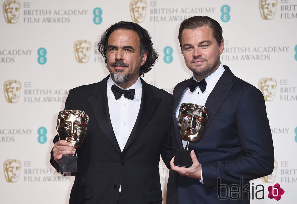 Leonardo DiCaprio y Alejandro G. Iñárritu con sus BAFTA 2016 por 'El Renacido'