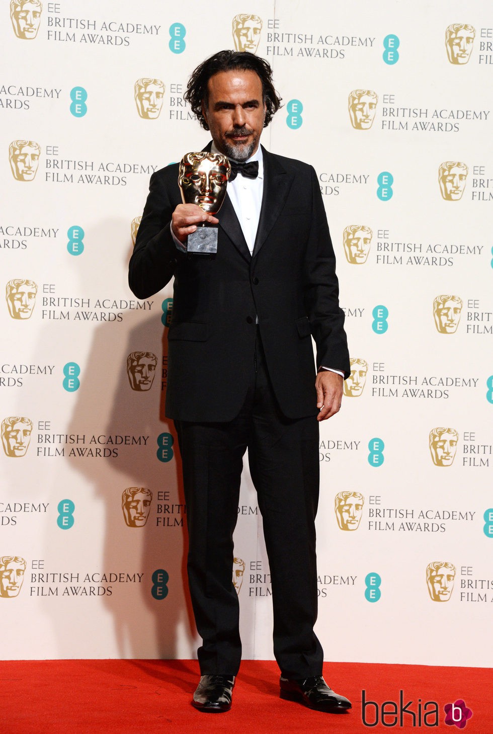 Alejandro González Iñárritu con su BAFTA 2016 a Mejor Director por 'El Renacido'