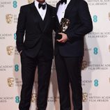 Leonardo DiCaprio con Tom Cruise y su BAFTA 2016 a Mejor actor por 'El Renacido'