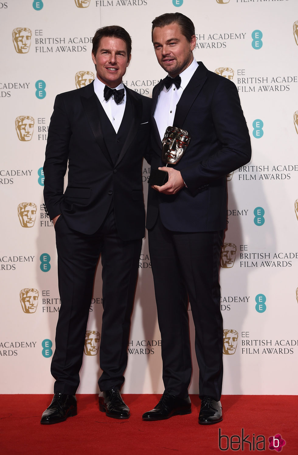 Leonardo DiCaprio con Tom Cruise y su BAFTA 2016 a Mejor actor por 'El Renacido'