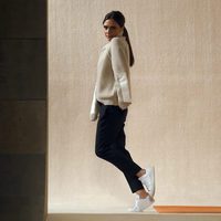 Victoria Beckham posando para su línea en la FW de Nueva York