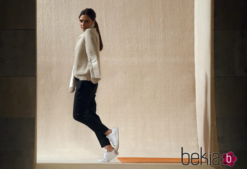 Victoria Beckham posando para su línea en la FW de Nueva York