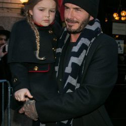 Harper Seven y David Beckham en el desfile de Victoria Beckham en la FW de Nueva York