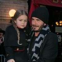 Harper Seven y David Beckham en el desfile de Victoria Beckham en la FW de Nueva York