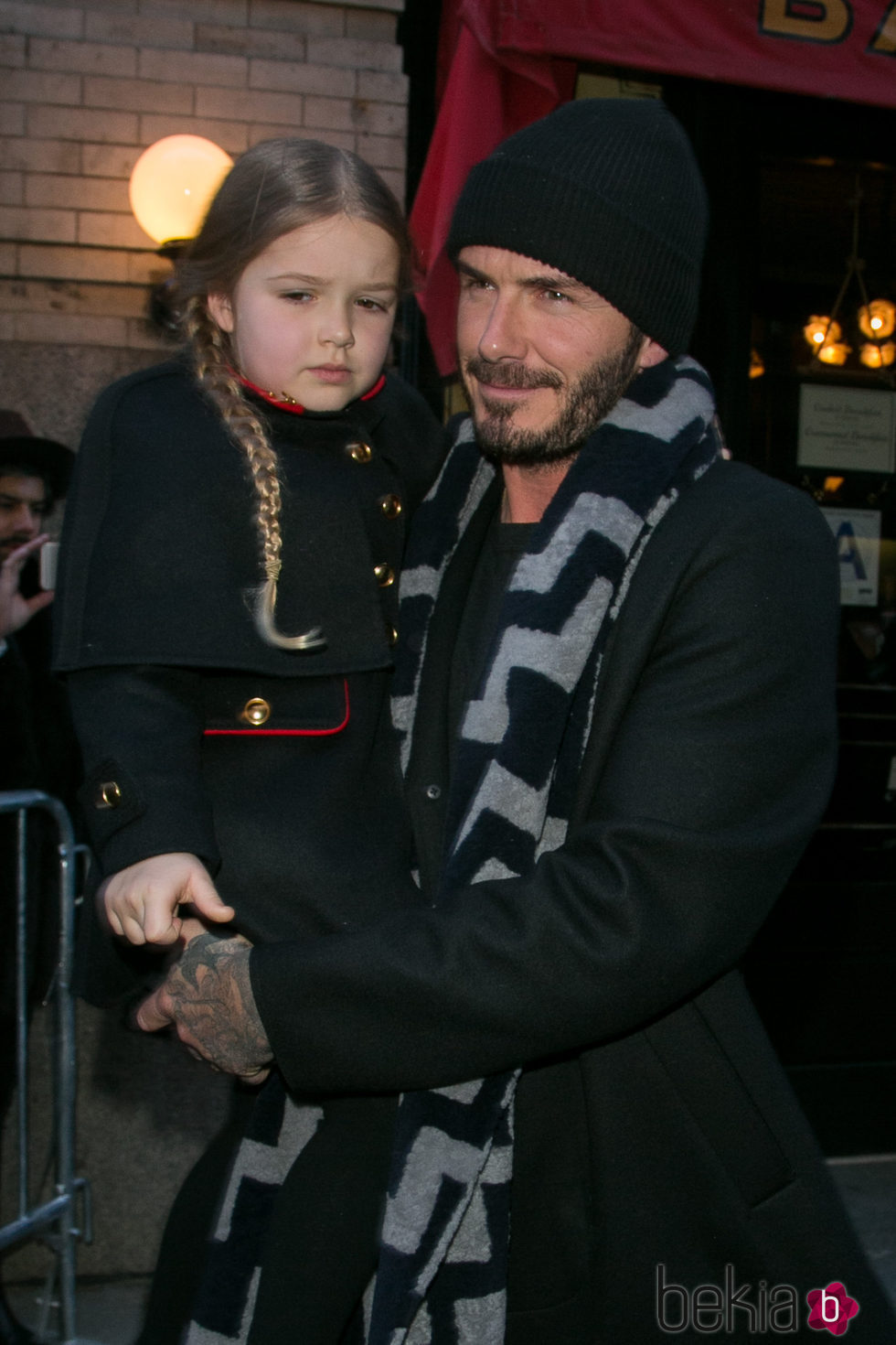 Harper Seven y David Beckham en el desfile de Victoria Beckham en la FW de Nueva York