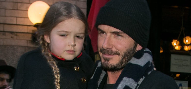 Harper Seven y David Beckham en el desfile de Victoria Beckham en la FW de Nueva York