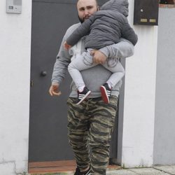 Kiko Rivera recogiendo a su hijo Francisco el Día de San Valentín