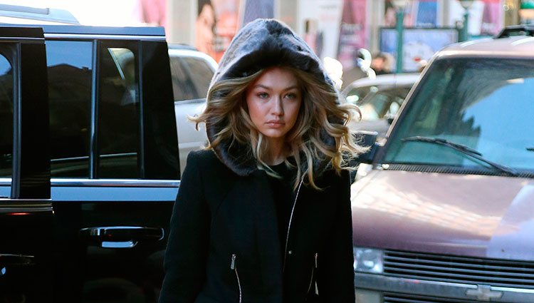 Gigi Hadid se protege del frío de Nueva York con mucho estilo