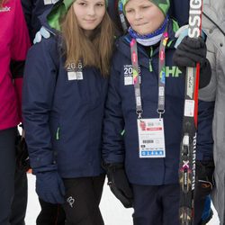 Haakon y Mette-Marit de Noruega con sus hijos Ingrid y Sverre en los Juegos Olímpicos de la Juventud de Lillehammer 2016 