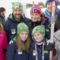 Haakon y Mette-Marit de Noruega con sus hijos Ingrid y Sverre en los Juegos Olímpicos de la Juventud de Lillehammer 2016 