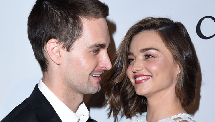 Miranda Kerr y Evan Spiegel muy enamorados en la fiesta Clive Davis previa a los Grammy 2016