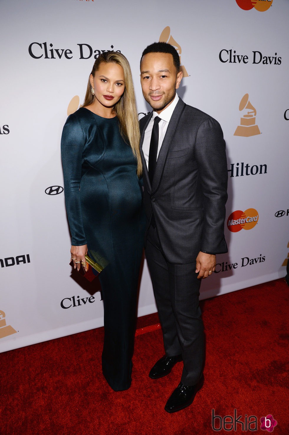 Chrissy Teigen y John Legend en la fiesta Clive Davis previa a los Grammy 2016