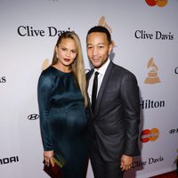 Chrissy Teigen y John Legend en la fiesta Clive Davis previa a los Grammy 2016