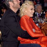 Gwen Stefani y Blake Shelton abrazados en la fiesta Clive Davis previa a los Grammy 2016